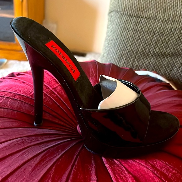 5” heel make legs look very long, Love them but fractured neck and love 👠 - Picture 2 of 6